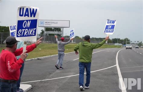 Auto union plans strike at GM Wentzville plant, 2 other factories if deal not reached